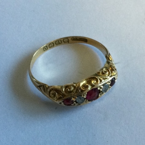 724 - A small diamond set five stone ring. Approx. 2 grams. Est. £30 - £50.