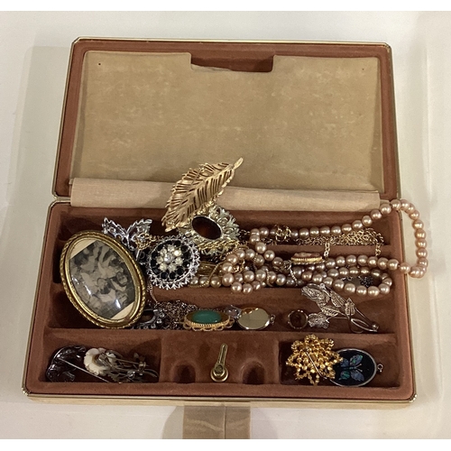 728 - A selection of costume jewellery. Est. £20 - £30.