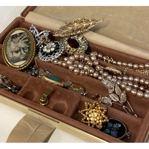 728 - A selection of costume jewellery. Est. £20 - £30.