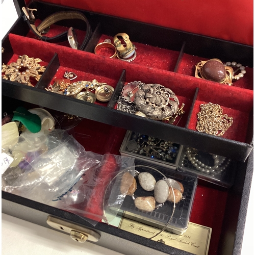 729 - A selection of costume jewellery. Est. £20 - £30.