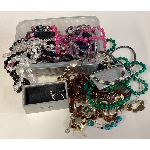 733 - A selection of costume jewellery. Est. £20 - £30.