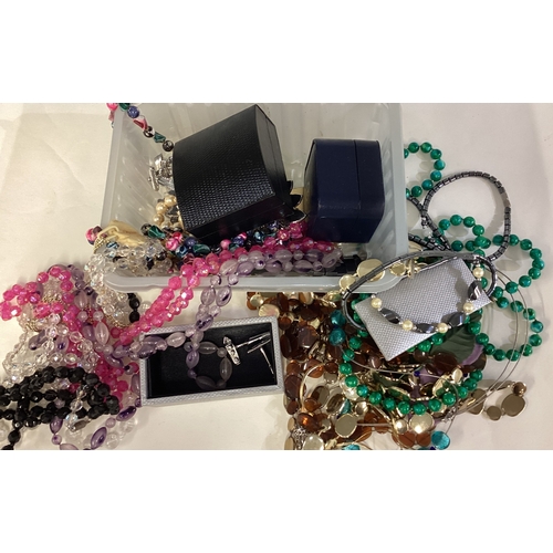 733 - A selection of costume jewellery. Est. £20 - £30.