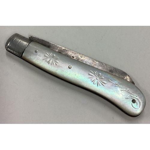 86 - A silver and carved MOP travelling fruit knife. Sheffield 1924. Approx. 21 grams. Est. £30 - £40.