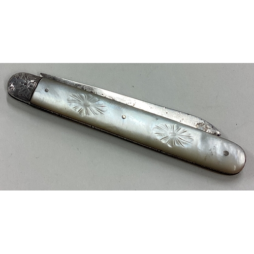 87 - An engraved silver and MOP travelling fruit knife. Sheffield 1911. Approx. 26 grams. Est. £30 - £40.