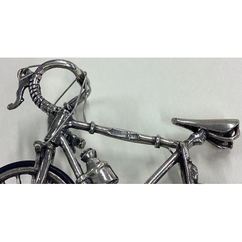 90 - A Sterling silver table toy model of a bicycle. Approx. 16 grams. Est. £30 - £40.