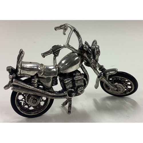 92 - A Sterling silver table toy model of a motorcycle. Approx. 31 grams. Est. £30 - £40.