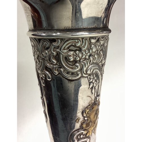 245 - A decorative chased silver vase. London 1904. By William Comyns. Approx. 303 grams of gross weight. ... 