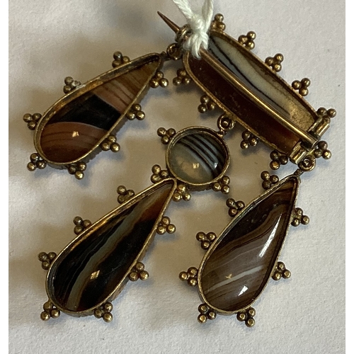 711 - An Antique banded agate brooch with gold ball decoration. Approx. 6 grams. Est. £80 - £120.