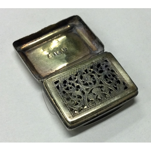 101 - A Georgian silver vinaigrette. Birmingham 1821. By John Shaw. Approx. 12 grams. Est. £80 - £120.