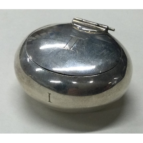 104 - A silver hinged pill box. London 1915. By Art & Book Co. Approx. 18 grams. Est. £30 - £50.