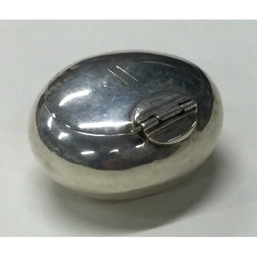 104 - A silver hinged pill box. London 1915. By Art & Book Co. Approx. 18 grams. Est. £30 - £50.