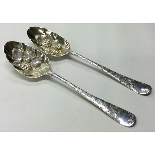 132 - A pair of 18th Century silver berry spoons. London 1770. Approx. 113 grams. Est. £100 - £150.