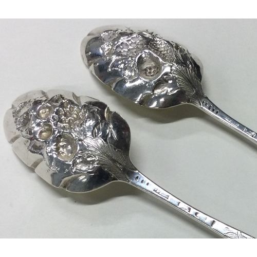 132 - A pair of 18th Century silver berry spoons. London 1770. Approx. 113 grams. Est. £100 - £150.