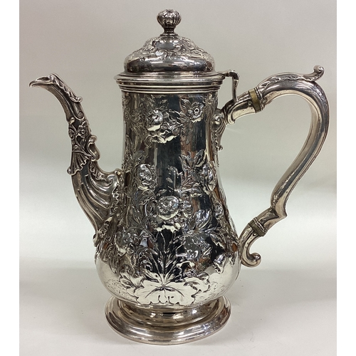 148 - PAUL STORR: A good decorative chased silver coffee pot. London 1824. Approx. 1000 grams. Est. £600 -... 