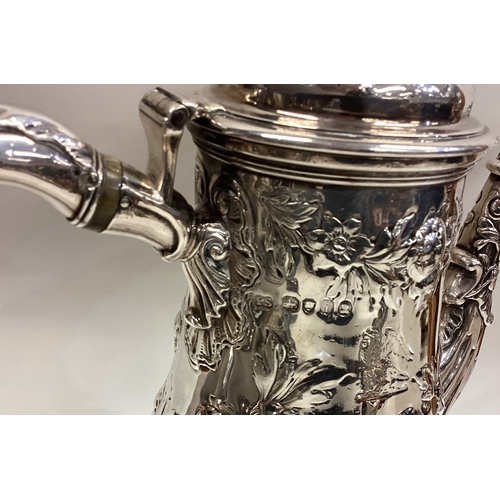 148 - PAUL STORR: A good decorative chased silver coffee pot. London 1824. Approx. 1000 grams. Est. £600 -... 