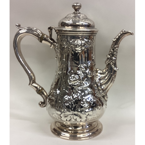 148 - PAUL STORR: A good decorative chased silver coffee pot. London 1824. Approx. 1000 grams. Est. £600 -... 