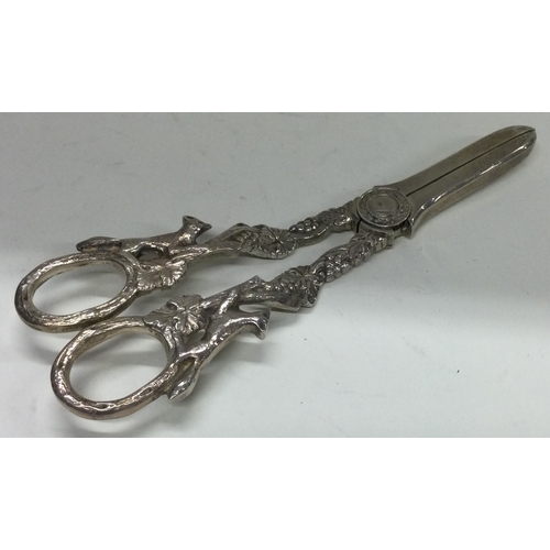 18 - A pair of silver grape scissors embossed with foxes and foliage. Sheffield 1953. Approx. 123 grams. ... 