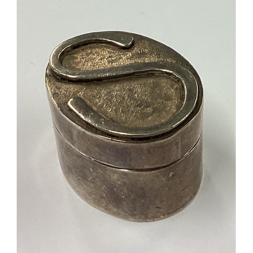 181 - A modern silver pill box with lift-off cover. London 2000. Approx. 33 grams. Est. £30 - £50.