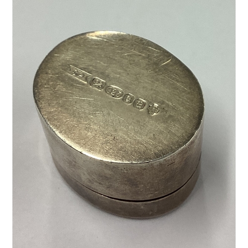 181 - A modern silver pill box with lift-off cover. London 2000. Approx. 33 grams. Est. £30 - £50.