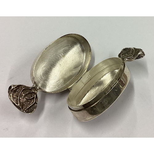 189 - A novelty silver hinged pill box in the form of a sweet. Marked 925. Approx. 14 grams. Est. £20 - £3... 