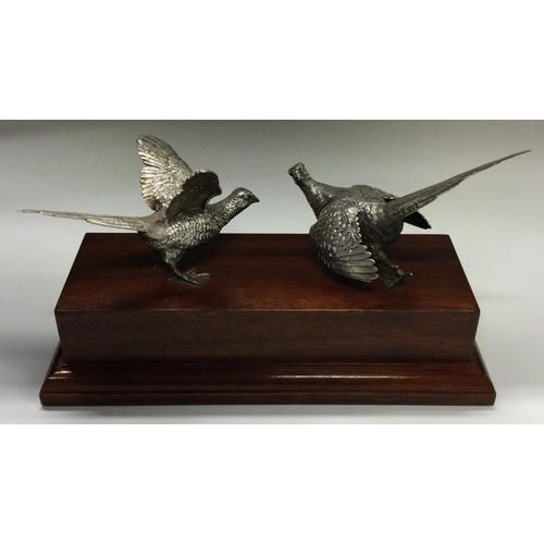 19 - A good pair of cast silver pheasants. London 1997. By Edward Barnard. Approx. 918 grams of gross wei... 