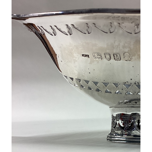 191 - An 18th Century George III pierced silver basket. London 1776. Approx. 138 grams. Est. £200 - £300.