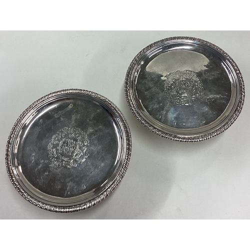 192 - A good pair of 17th Century silver tazzas with central armorials. London 1697. Approx. 374 grams. Es... 