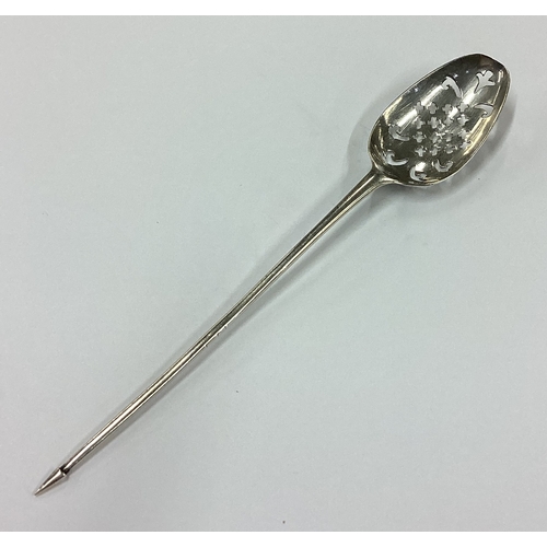 198 - An 18th Century silver shell back mote spoon. Marked to back. Approx. 8 grams. Est. £100 - £150.