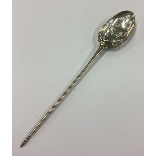 199 - An 18th Century silver shell back mote spoon with engraved 'B' to back. Approx. 8 grams. Est. £100 -... 