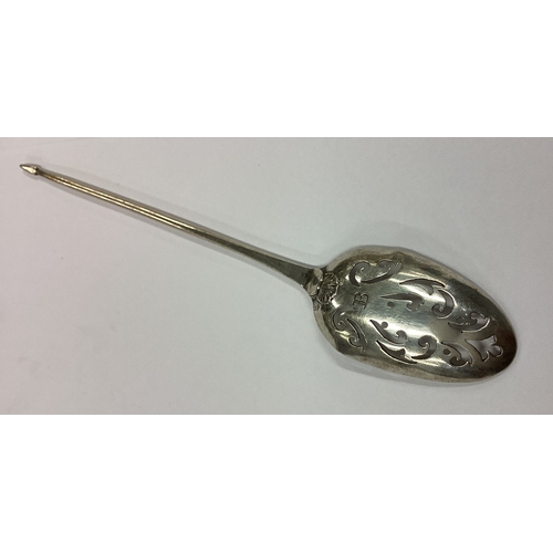 199 - An 18th Century silver shell back mote spoon with engraved 'B' to back. Approx. 8 grams. Est. £100 -... 