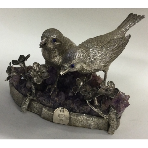 20 - A pair of silver figures of birds on amethyst base. London 1977. Approx. 760 grams of gross weight. ... 