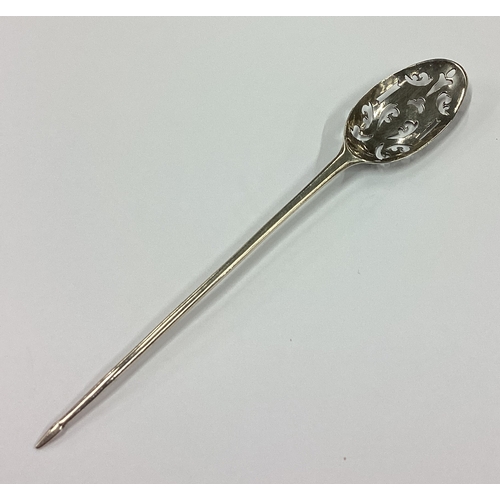 202 - A large 18th Century silver mote spoon. Maker's mark 'IW' and lion. Approx. 8 grams. Est. £120 - £15... 