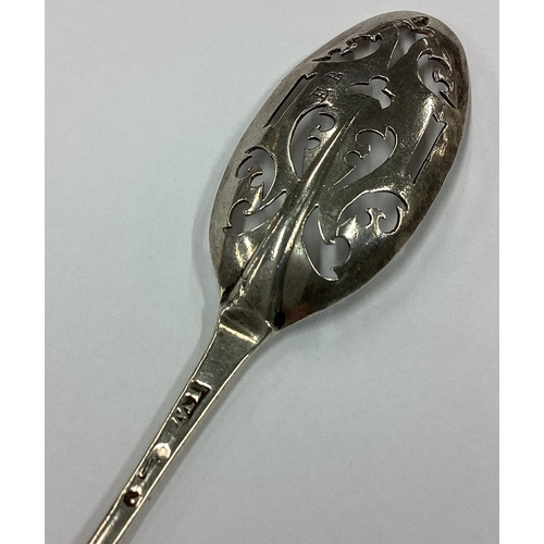 202 - A large 18th Century silver mote spoon. Maker's mark 'IW' and lion. Approx. 8 grams. Est. £120 - £15... 