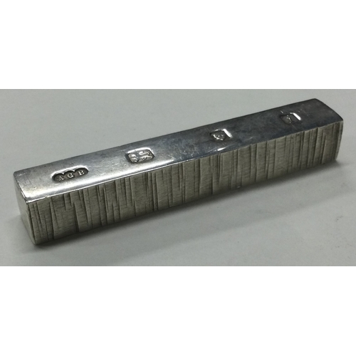 22 - GERALD BENNEY: A silver bar. London 1964. Approx. 254 grams. Est. £300 - £500.