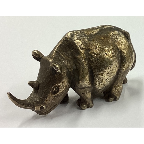 228 - STUART DEVLIN: A cast silver figure of a Rhino. London 1985. Approx. 112 grams. Est. £350 - £400.