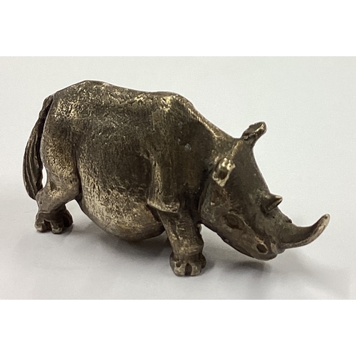 228 - STUART DEVLIN: A cast silver figure of a Rhino. London 1985. Approx. 112 grams. Est. £350 - £400.