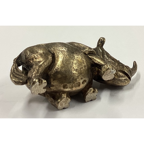 228 - STUART DEVLIN: A cast silver figure of a Rhino. London 1985. Approx. 112 grams. Est. £350 - £400.