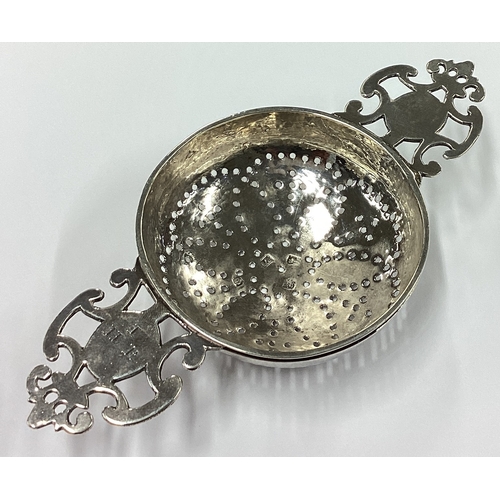 236 - An 18th Century George II silver lemon strainer. London 1722. By John Albright. Approx. 76 grams. Es... 