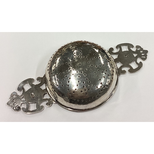 236 - An 18th Century George II silver lemon strainer. London 1722. By John Albright. Approx. 76 grams. Es... 