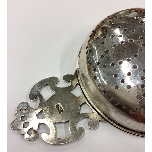 236 - An 18th Century George II silver lemon strainer. London 1722. By John Albright. Approx. 76 grams. Es... 