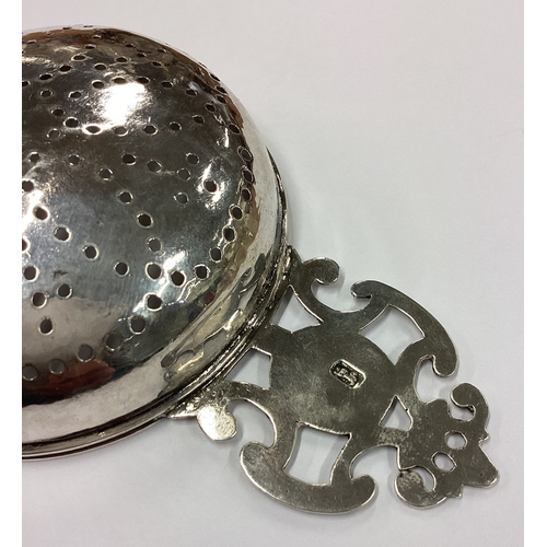 236 - An 18th Century George II silver lemon strainer. London 1722. By John Albright. Approx. 76 grams. Es... 