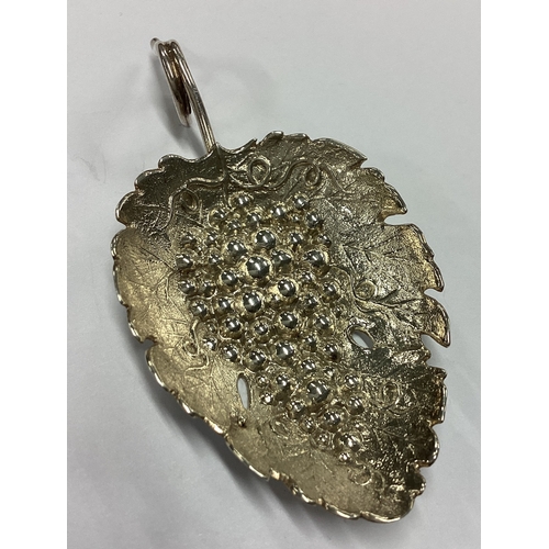 250 - A fine quality Victorian silver caddy spoon of naturalistic form embossed with flowers. Birmingham 1... 