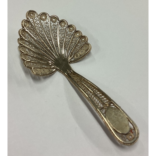 253 - An unusual filigree silver caddy spoon. Circa 1800. Approx. 5 grams. Est. £30 - £50.