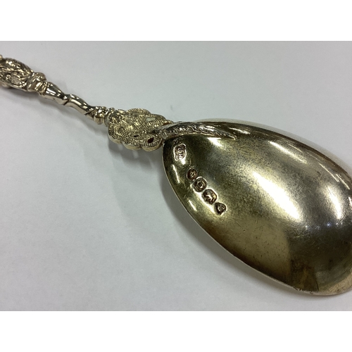 257 - A good Victorian silver apostle top caddy spoon. London 1869. By Henry Holland. Approx. 17 grams. Es... 