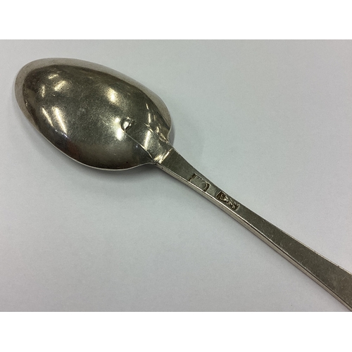 284 - A rare 18th Century silver spoon. Maker's mark only 'LO' and lion. Approx. 17 grams. Est. £10 - £20.