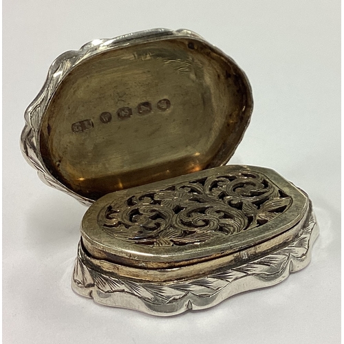 290 - A Victorian silver vinaigrette. Birmingham 1887. By George Unite. Approx. 12 grams. Est. £100 - £150... 