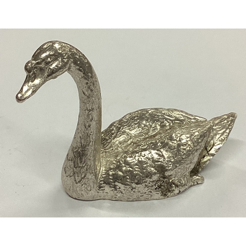 306 - A heavy cast silver figure of a swan with textured body. London. By SH. Approx. 50 grams. Est. £50 -... 