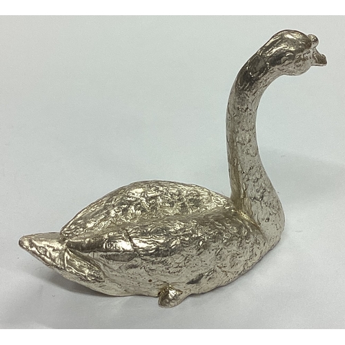 306 - A heavy cast silver figure of a swan with textured body. London. By SH. Approx. 50 grams. Est. £50 -... 