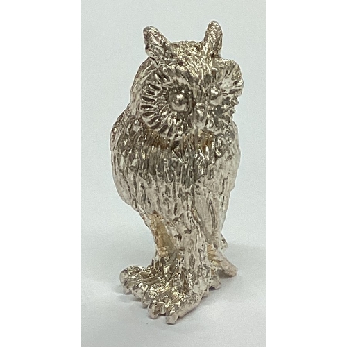 307 - A small heavy figure of an owl with textured body. London. By CH. Approx. 18 grams. Est. £20 - £30.