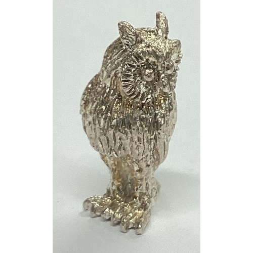 307 - A small heavy figure of an owl with textured body. London. By CH. Approx. 18 grams. Est. £20 - £30.